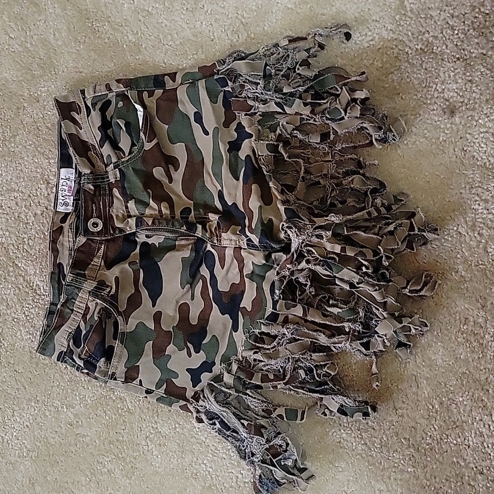 Swank a posh Camo fringe shorts